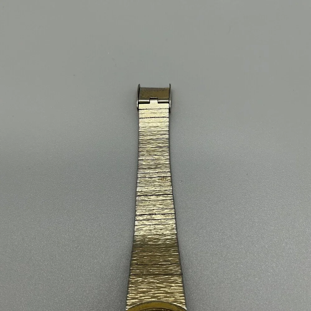 Vintage Wittnauer Geneve Womens Watch 27mm Gold Tone Dial Textured Manual Wind